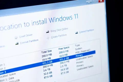 Ekran instalacji Windows 11 pokazuje partycje dysku. Jeśli chcesz jak zresetować laptopa, możesz sformatować partycję.