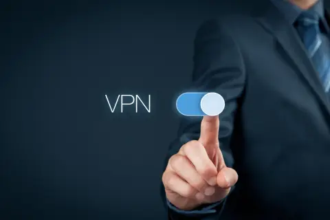 Biznesmen naciska przycisk, aby włączyć VPN. Prosty sposób na bezpieczne połączenie.