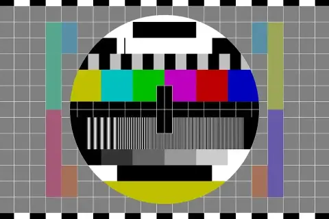 Brak sygnału telewizji naziemnej dzisiaj. Widoczny ekran testowy z kolorowymi pasami i wzorami.