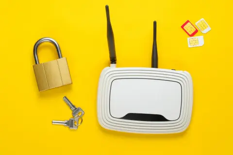 Router z antenkami, kłódka z kluczami i karty SIM symbolizują bezpieczny internet na kartę do routera.