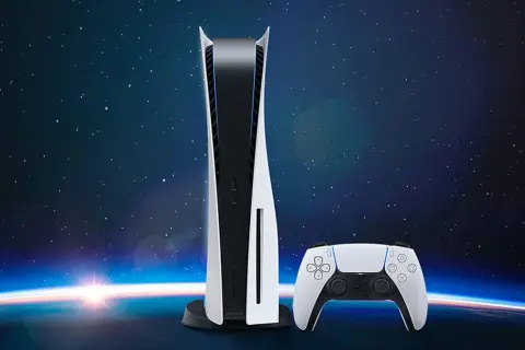 Konsola PS5 i kontroler DualSense na tle kosmosu. Data premiery PS5 była wyczekiwana przez graczy na całym świecie.