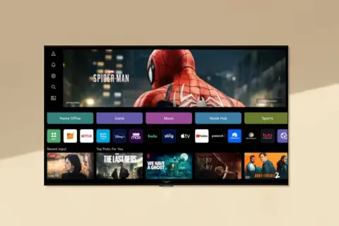 Telewizor z systemem webOS, wyświetlający Spider-Mana i menu z aplikacjami: Netflix, HBO Max, Hulu, Prime Video.