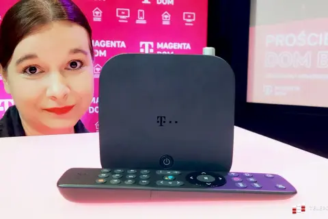 Kobieta prezentuje dekoder i pilot do telewizji T-Mobile Magenta Dom.