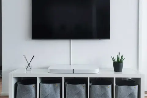 Gdzie dekoder przy wiszącym telewizorze? Oto najlepsze rozwiązania