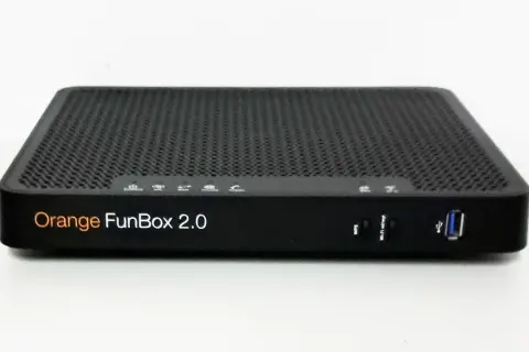 Czarny router Orange FunBox 2.0 z pomarańczowym logo. Widoczne przyciski WPS, Wi-Fi oraz port USB.