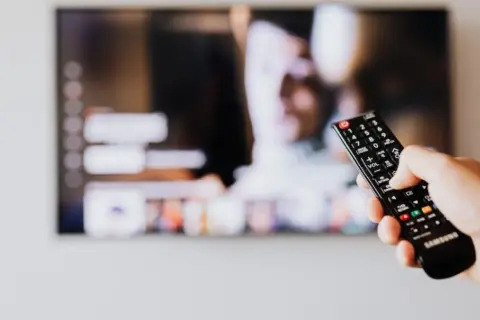 Czy warto kupić telewizor 100Hz? Odkryj kluczowe zalety i wady