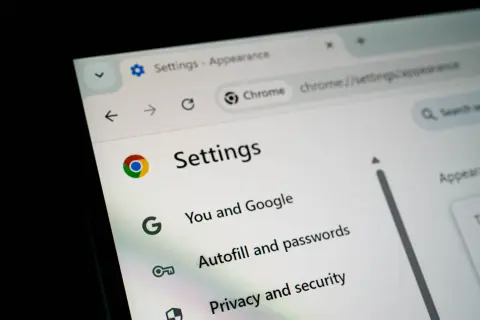 Ustawienia Chrome: "Ty i Google", "Autouzupełnianie i hasła", "Prywatność i bezpieczeństwo". Włącz tryb AI.