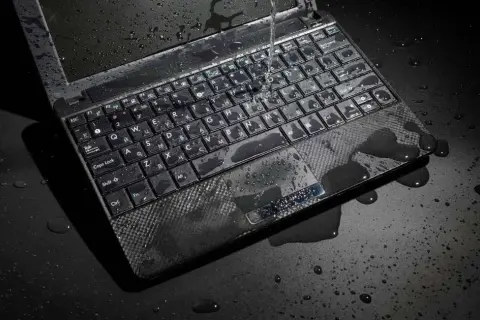 Czy zalany laptop będzie działał? Kluczowe kroki i porady na ratunek