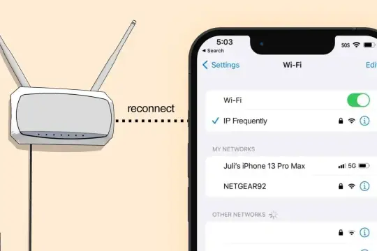 Router z antenkami i ekran telefonu z listą sieci Wi-Fi. Widać nazwę sieci NETGEAR92, która jest naszym ssid.