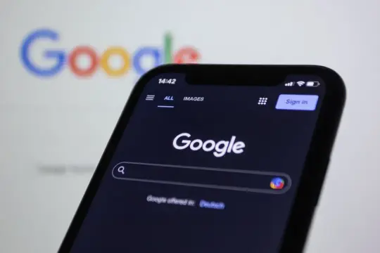 Telefon z włączonym Discovery Google. Widoczna wyszukiwarka i przycisk "Sign in".