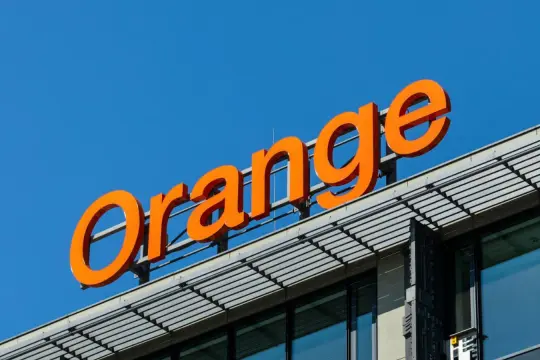 Pomarańczowy napis "Orange" na budynku. Czyżby kolejna awaria internetu?