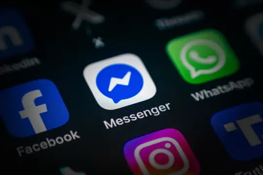 Ikona Messengera na ekranie telefonu, obok Facebooka i WhatsAppa. Dziś messenger nie działa, więc trzeba szukać alternatywy.