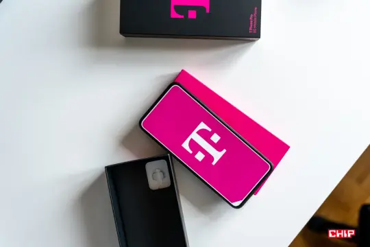 Nowy smartfon T Phone Pro 5G z różowym logo T-Mobile. Idealny pakiet T-Mobile za 30 zł.