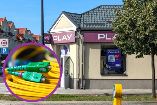 Play oferuje play internet mobilny bez limitu. Zbliżenie na światłowody przed salonem.
