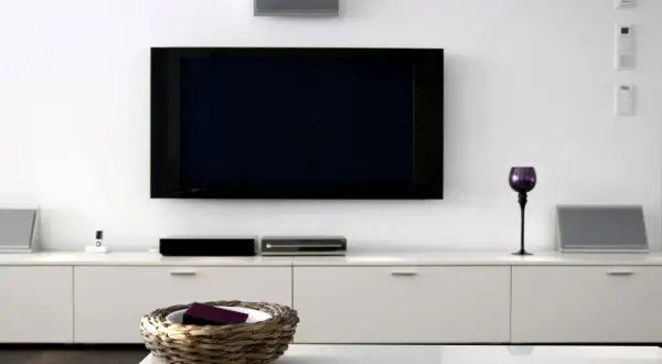 Nowoczesny salon z dużym telewizorem. Sprawdź nasz ranking telewizorów 75 cali, by wybrać najlepszy model do swojego domu.