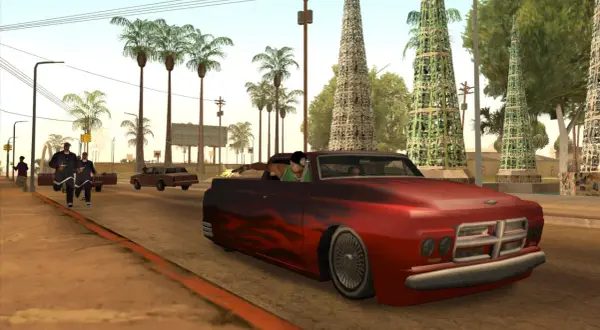 Ucieczka w San Andreas. Czerwony wóz z płomieniami pędzi ulicą, podczas gdy gang ucieka przed policją.