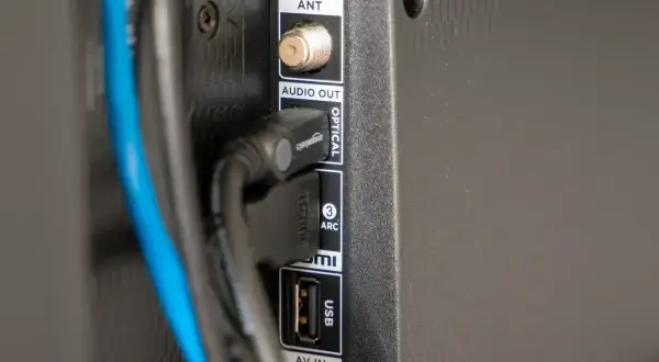 Złącza HDMI, USB i optyczne na telewizorze. Zastanawiasz się, hdcp co to? To zabezpieczenie treści, które chroni przed nielegalnym kopiowaniem.