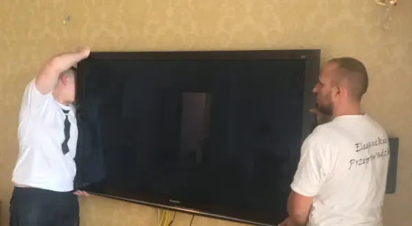 Jak przewieźć telewizor bez kartonu i uniknąć uszkodzeń podczas transportu