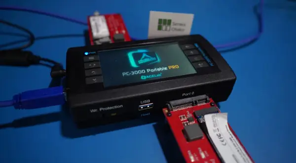 Urządzenie PC-3000 Portable PRO z podłączonymi dyskami, gotowe do pracy w trybie raid 10.