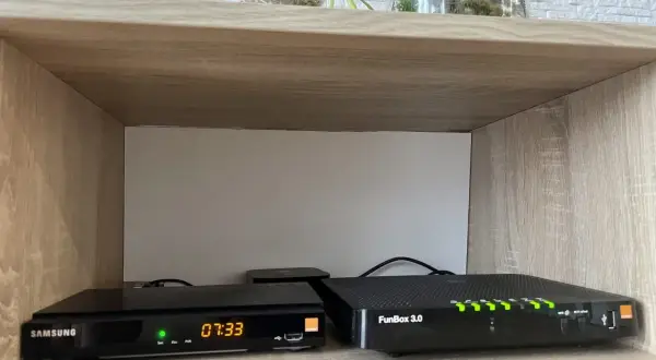 Na półce stoją dwa urządzenia: dekoder Samsung z wyświetlaną godziną 07:33 i router FunBox 3.0 z zapalonymi zielonymi diodami.