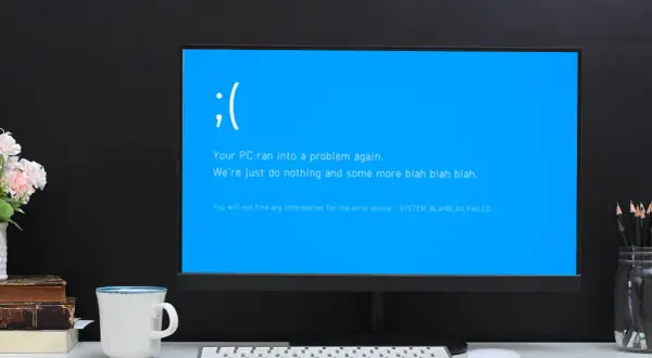 Komputer wyświetla niebieski ekran Windows 10 z komunikatem o błędzie.
