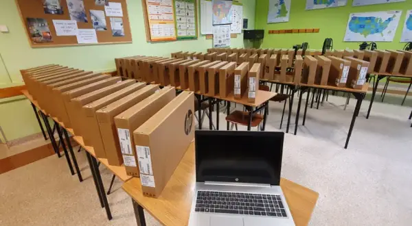 Kiedy laptopy dla czwartoklasistów? Kluczowe daty i informacje