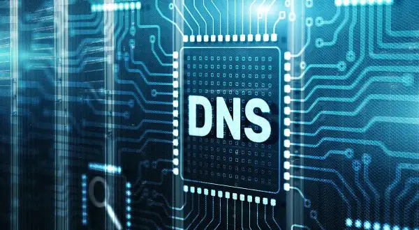 Cyfrowy układ scalony z napisem "DNS" w centrum, otoczony niebieskimi ścieżkami. Wygląda, jakby serwer DNS nie odpowiadał, a sieć była w chaosie.