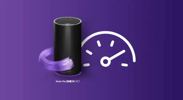 Router Play BOX NET z światłowodem i ikoną prędkościomierza. Dowiedz się, jak przyspieszyć internet.