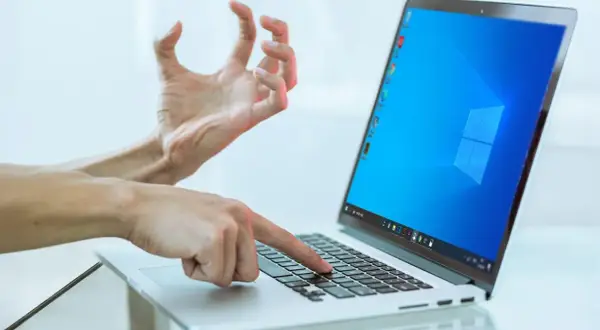 Jak włączyć laptopa Dell: proste kroki na rozwiązanie problemu z zasilaniem