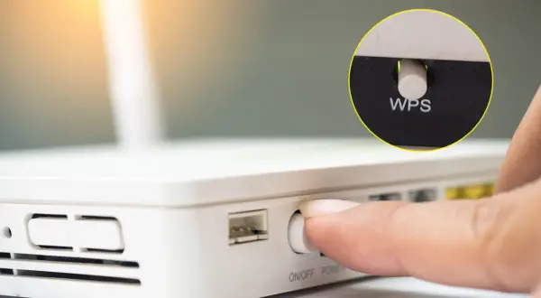 Palec naciska przycisk WPS na routerze, aktywując szybkie połączenie Wi-Fi. Zielona lampka sygnalizuje gotowość.