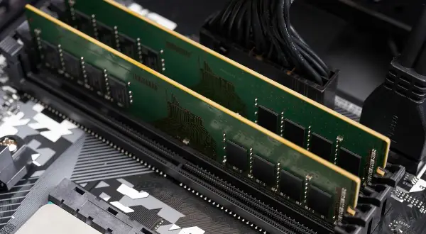 Dwa moduły pamięci RAM typu DIMM zamontowane na płycie głównej komputera.