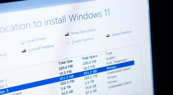 Ekran instalacji Windows 11 pokazuje partycje dysku. Jeśli chcesz jak zresetować laptopa, możesz sformatować partycję.