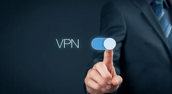 Biznesmen naciska przycisk, aby włączyć VPN. Prosty sposób na bezpieczne połączenie.