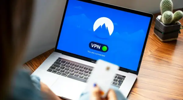 Osoba korzysta z laptopa z aktywnym połączeniem Nord VPN. Sprawdza nord vpn cena, by zapewnić sobie bezpieczeństwo online.