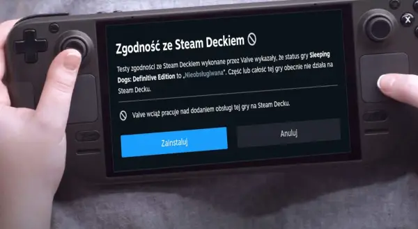 Ręce trzymają Steam Decka, na ekranie komunikat o niezgodności gry Sleeping Dogs. Fajne gry na Steam czekają na optymalizację.