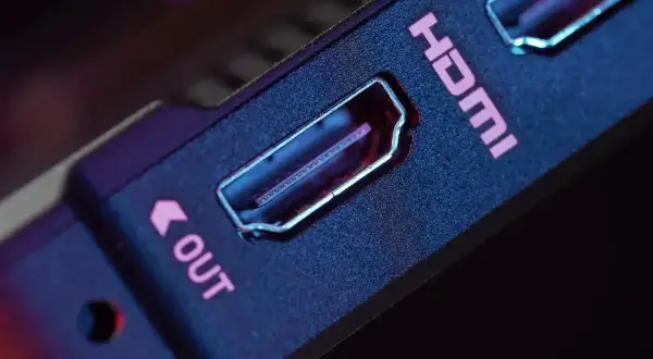 Zbliżenie na port HDMI z oznaczeniem "OUT", gotowy do przesyłania sygnału z obsługą HDCP.