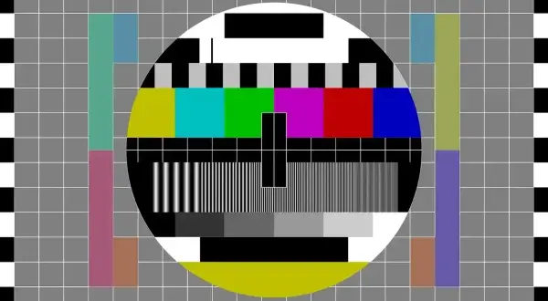 Brak sygnału telewizji naziemnej dzisiaj. Widoczny ekran testowy z kolorowymi pasami i wzorami.