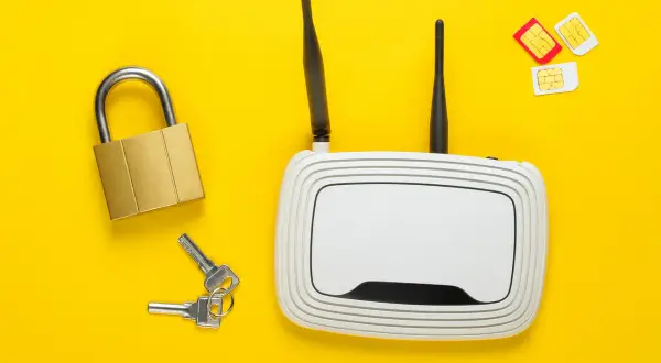 Router z antenkami, kłódka z kluczami i karty SIM symbolizują bezpieczny internet na kartę do routera.