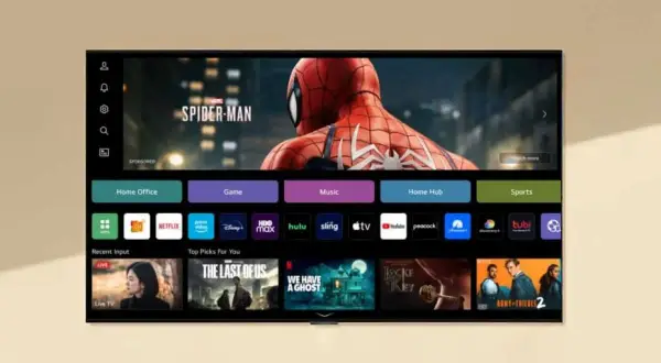 Telewizor z systemem webOS, wyświetlający Spider-Mana i menu z aplikacjami: Netflix, HBO Max, Hulu, Prime Video.