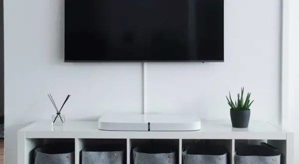 Gdzie dekoder przy wiszącym telewizorze? Oto najlepsze rozwiązania