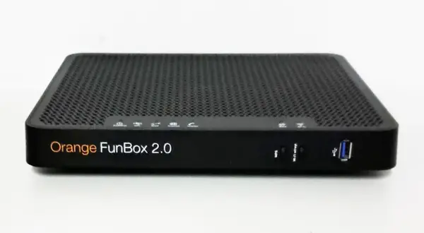 Czarny router Orange FunBox 2.0 z pomarańczowym logo. Widoczne przyciski WPS, Wi-Fi oraz port USB.