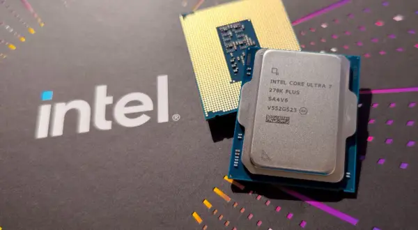 Intel Core Ultra 7 270K PLUS – nowy gracz w rankingu procesorów mobilnych. Złoty procesor z pinami i srebrny z napisem Intel.