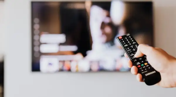 Czy warto kupić telewizor 100Hz? Odkryj kluczowe zalety i wady