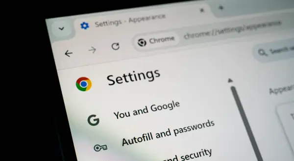 Ustawienia Chrome: "Ty i Google", "Autouzupełnianie i hasła", "Prywatność i bezpieczeństwo". Włącz tryb AI.