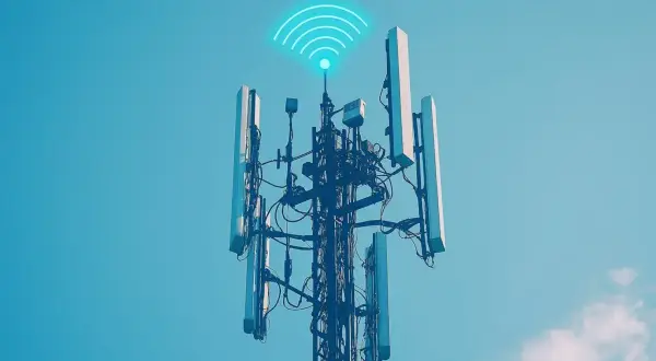 Wieża telekomunikacyjna z antenami, symbolizująca zasięg internetu radiowego.