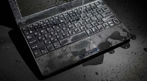 Czy zalany laptop będzie działał? Kluczowe kroki i porady na ratunek