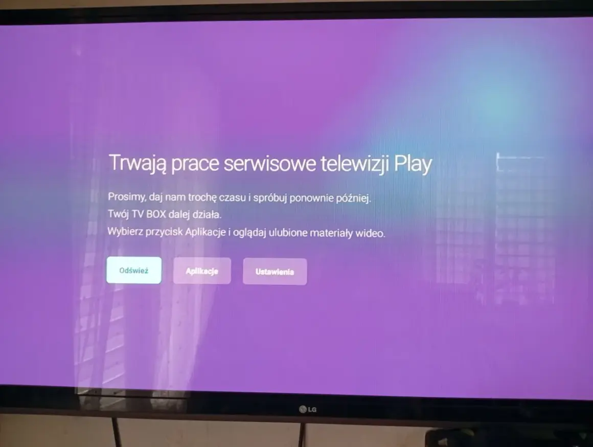 Komunikat na ekranie telewizora informuje o pracach serwisowych. Multimedia awaria dzisiaj, ale TV BOX działa. Można wybrać "Aplikacje" i oglądać ulubione wideo.