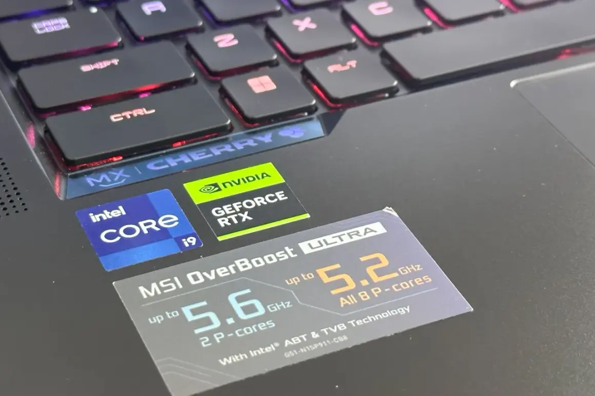 Naklejki Intel Core i9 i NVIDIA GeForce RTX na laptopie z podświetlaną klawiaturą, sugerujące wysoki ranking kart graficznych i wydajność procesora.