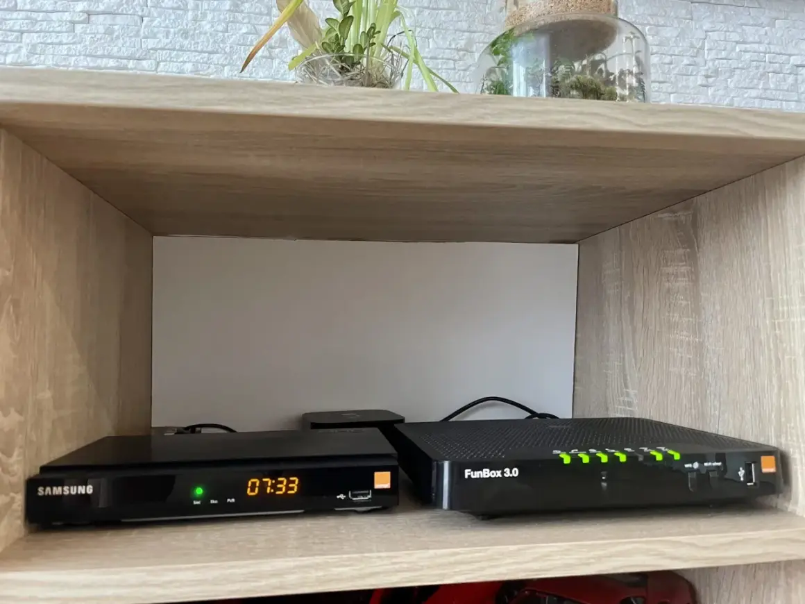 Na półce stoją dwa urządzenia: dekoder Samsung z wyświetlaną godziną 07:33 i router FunBox 3.0 z zapalonymi zielonymi diodami.