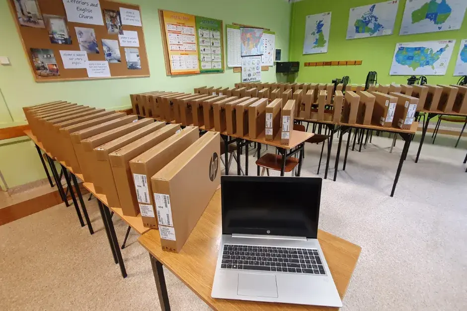 Kiedy laptopy dla czwartoklasistów? Kluczowe daty i informacje
